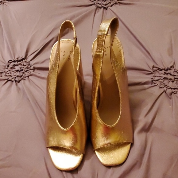 NWOT gold pumps - Picture 2 of 3